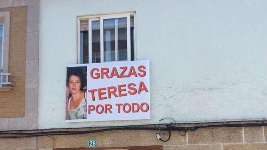 Cartel de apoyo a Teresa Romero en una casa de Silleda