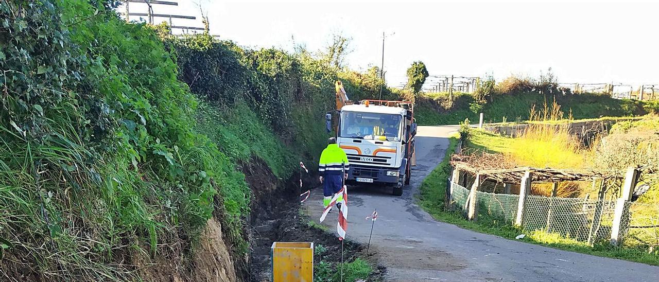 Los operarios de la Mancomunidade realizan obras en la zona de Dadín (Meaño). |  // FDV