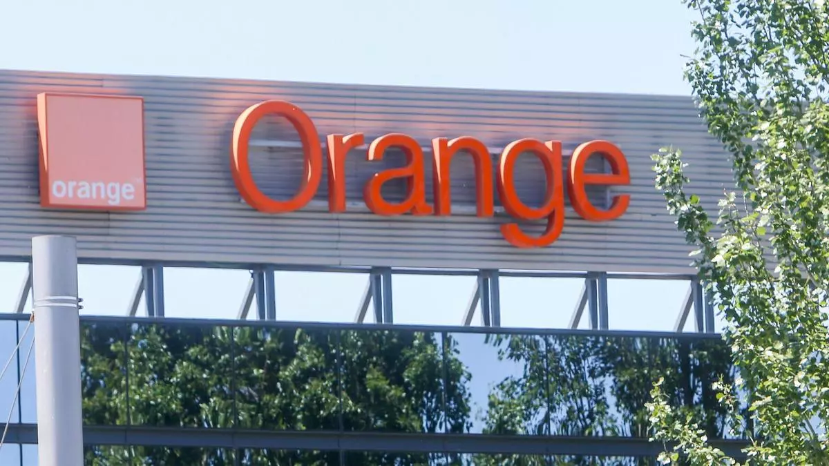 Logotipo de la sede central de Orange situada en el Parque Empresarial La Finca en Madrid