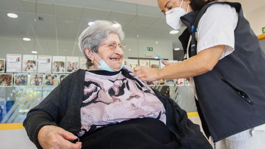 Los primeros residentes en vacunarse con la tercera dosis en O Salnés: &quot;Las veces que haga falta&quot;