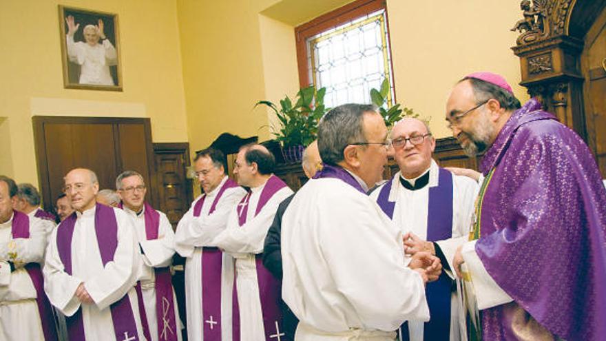 Sanz Montes, a la derecha, saluda a José Vicente Álvarez (Somió), junto a otros sacerdotes de Gijón.