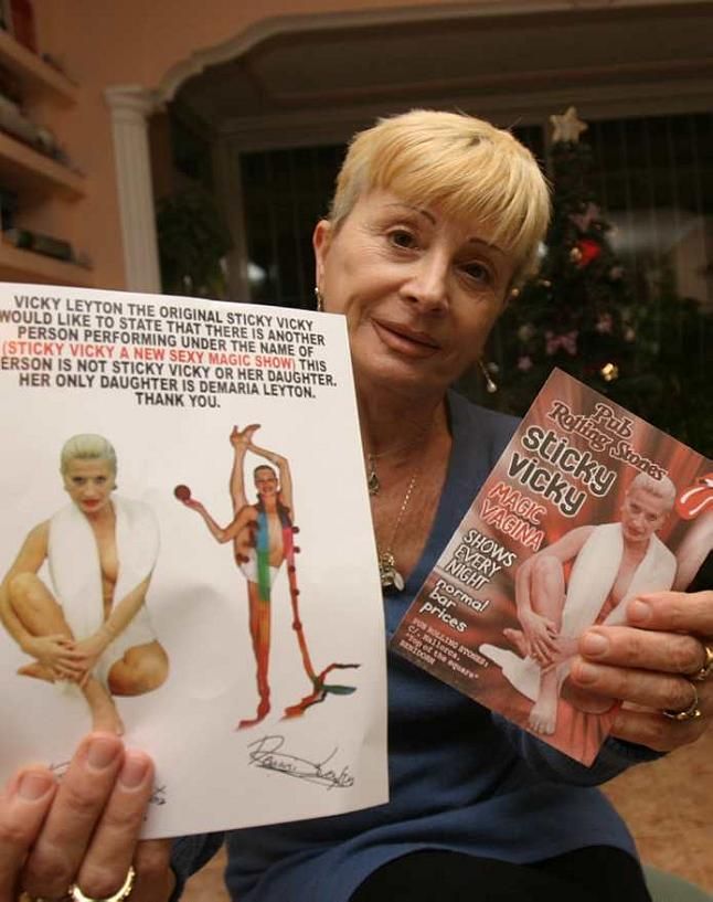 Victoria Aragües muestra dos folletos promocionando su espectáculo, en una imagen de archivo