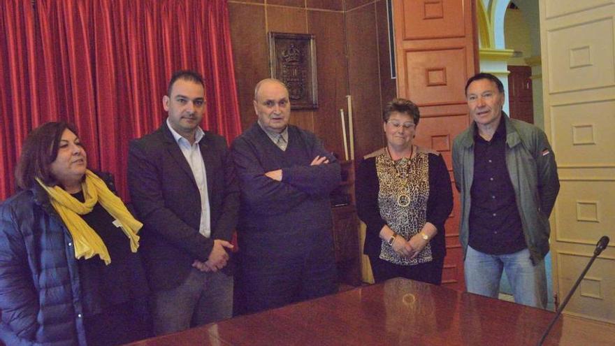 Por la izquierda, Pilar Martín, de Dácala; Manuel Ángel Álvarez, Laudelino Rodríguez, Piedad Martínez y Ángel Mateos, ayer, en el salón de plenos del Ayuntamiento de Mieres.