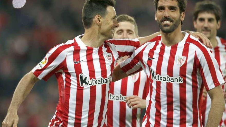 Aduriz y Raúl García se felicitan tras uno de los goles del Athletic. // Efe