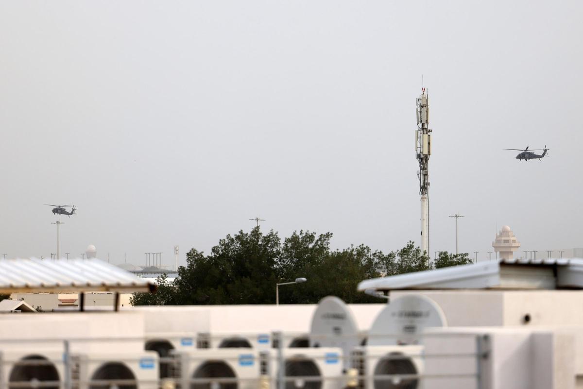 Helicópteros de la Fuerza Aérea de Qatar sobrevuelan Doha