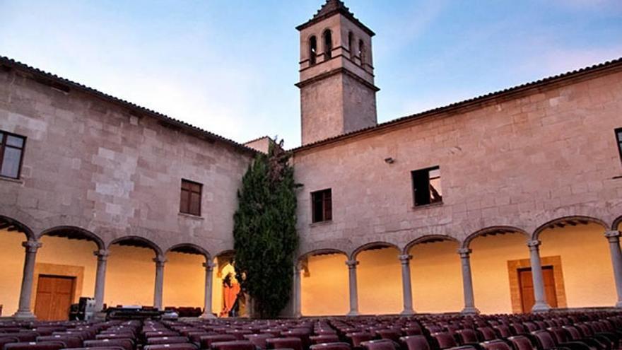 El claustro es uno de los lugares donde se ofician ceremonias civiles.