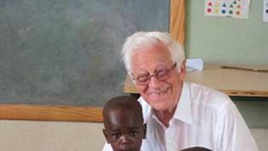 El Padre Ángel, con varios niños africanos.