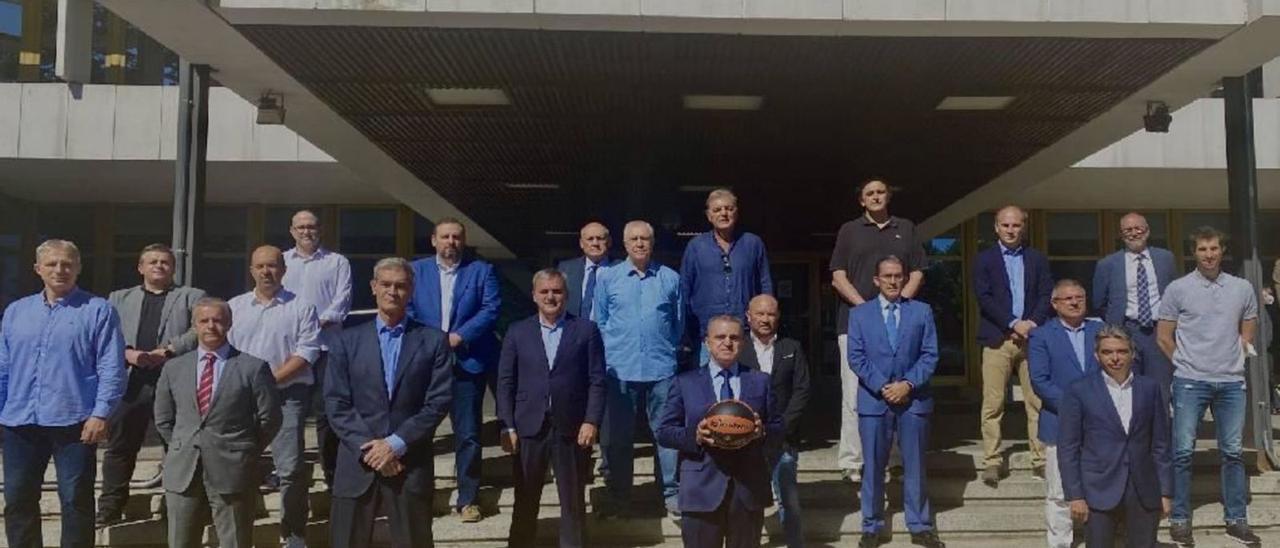 Juan Manuel Franco -centro-, presidente del CSD, junto al presidente de la ACB, Antonio Martín –izquierda en primera fila–, y los representantes de los clubes de la ACB. | | LP/DLP