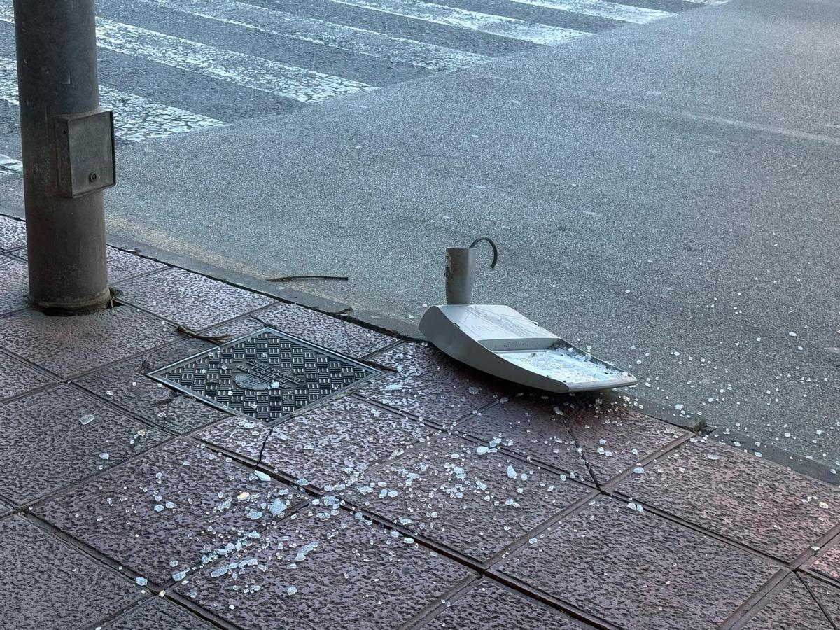 Una farola rota por el viento en Infante.