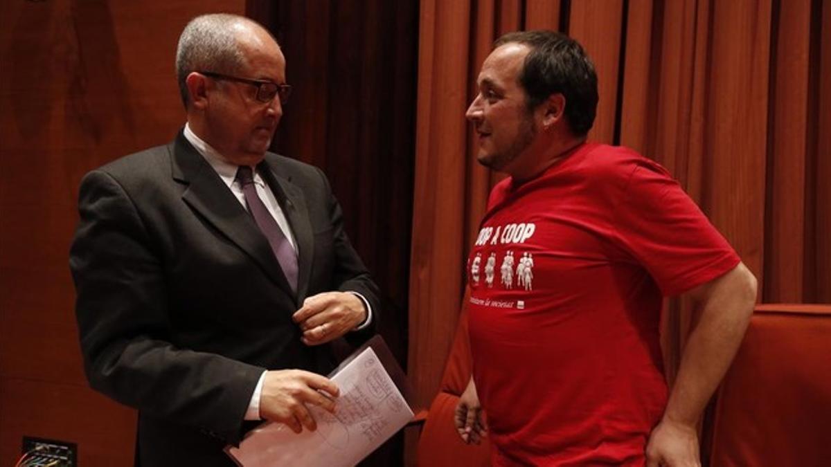 David Fernàndez, con una camiseta a favor del cooperativismo, el día en que el 'conseller' Felip Puig compareció en la 'comisión Pujol', el 7 de abril.