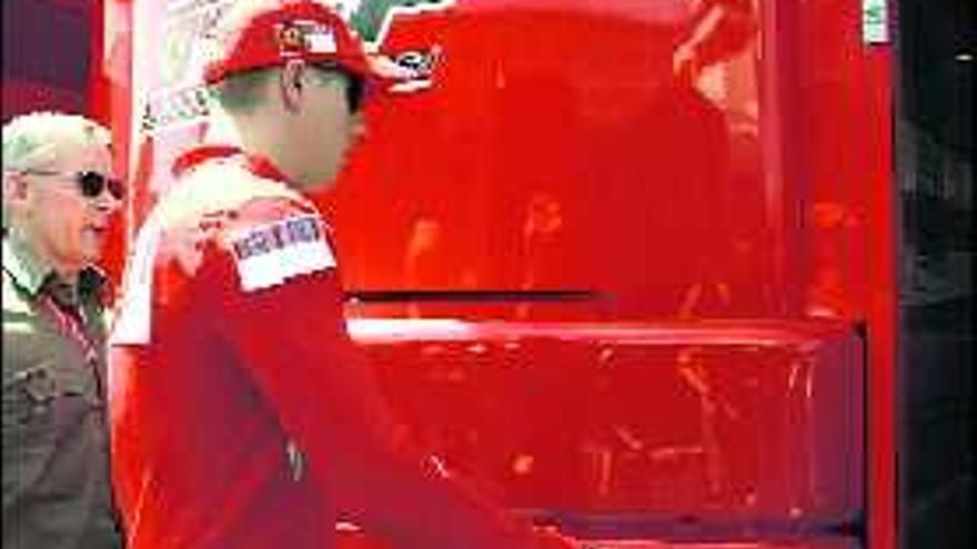 Raikkonen accede al «motorhome» de Ferrari.