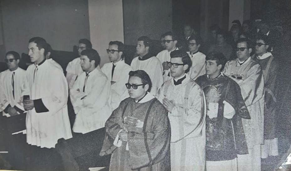 1968. Órdenes menores de don Atilano (el tercero de la segunda fila), acompañado de otros compañeros, entre quienes está el que suscribe este artículo. 