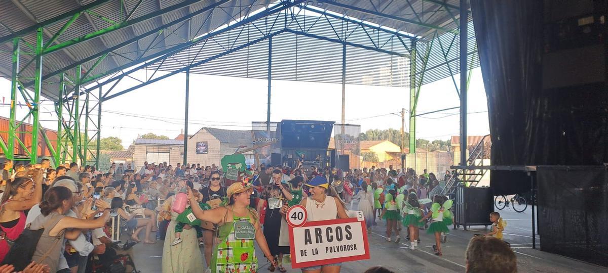 Diversión en el desfile de disfraces de Arcos de la Polvorosa.