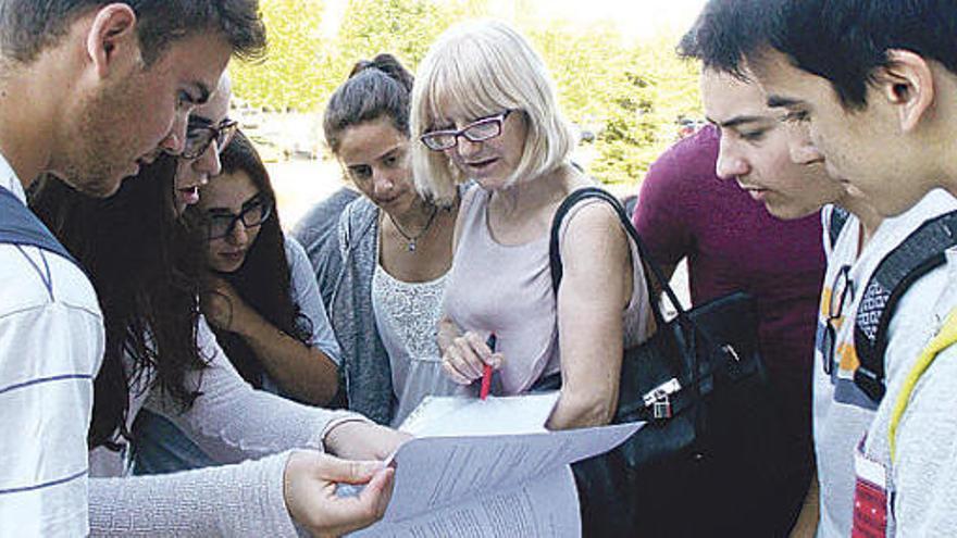 Alumnes de l&#039;IES Castellet amb la seva mestra després de fer castellà