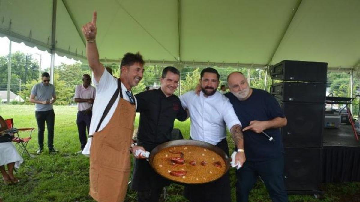 Ismael Fernández, con chaquetilla negra, posa con los demás cocineros y con el chef José Andrés.