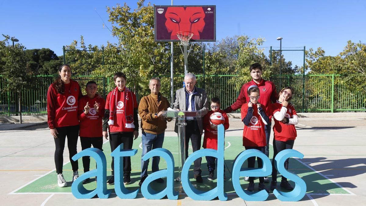 Vega Gimeno, Antonio Rodríguez, Fernando Ramiro y Javi García junto a los alumnos de ATADES.