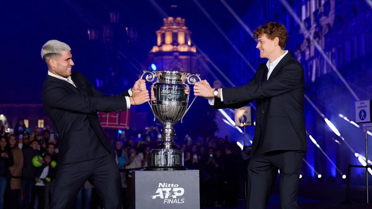 Alcaraz y Sinner con el trofeo de número uno