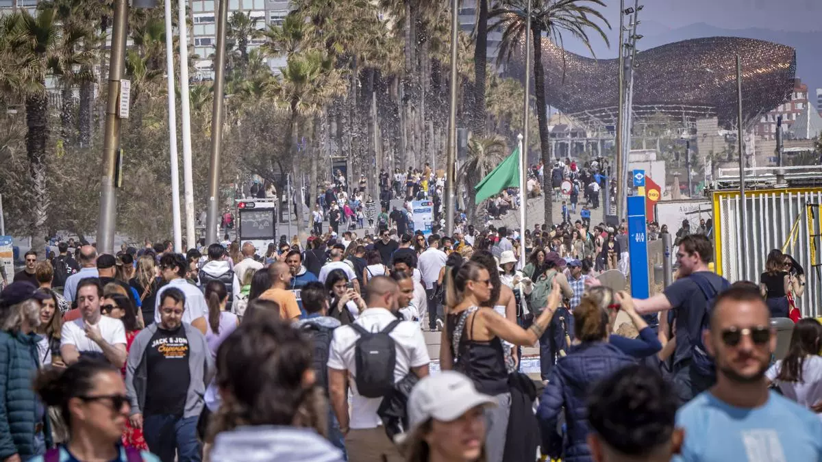 Los barceloneses que llevan meses criticando el turismo empiezan a buscar destino de vacaciones