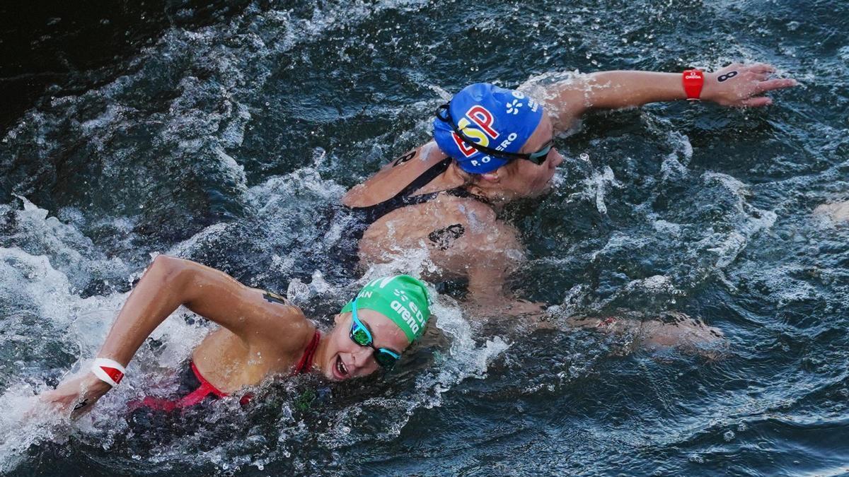 Paula Otero, con el gorro azul, durante un lance con la Húngara Bettina Fabian.