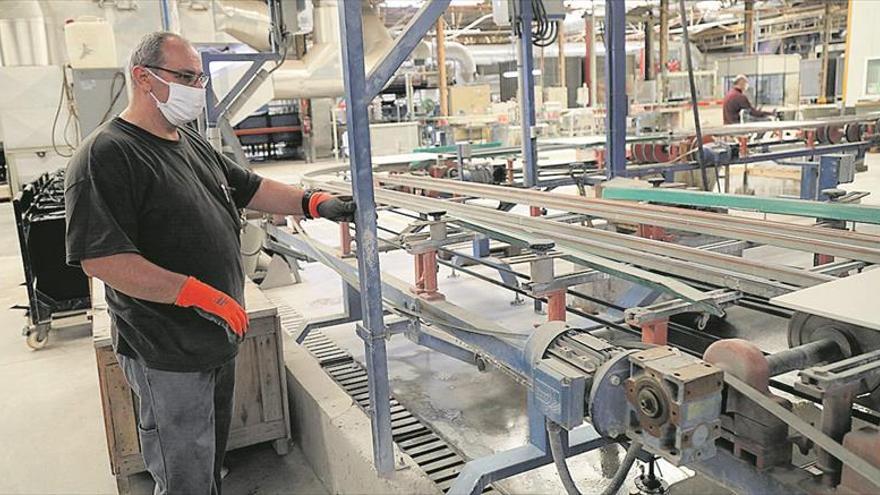 La fabricación de azulejos cae un 5,1%, pero vislumbra la remontada