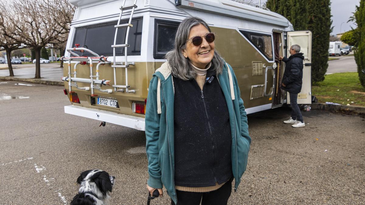 Cristina y Juan José viven en una caravana estacionada cerca de Son Hugo.