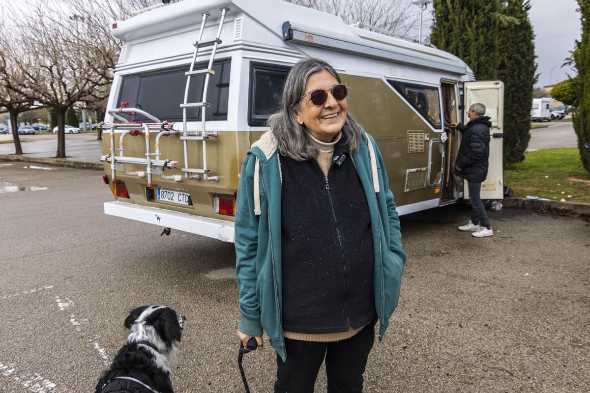 Cristina y Juan José viven en una caravana estacionada cerca de Son Hugo.