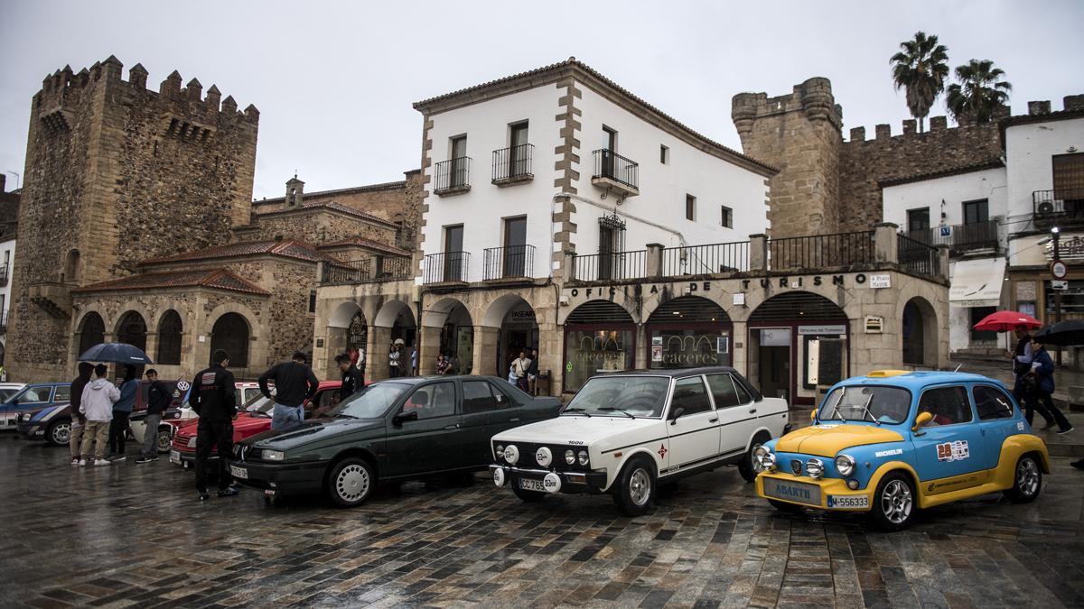 Fotogalería | La lluvia no ensombrece el rally de coches clásicos en la plaza Mayor de Cáceres