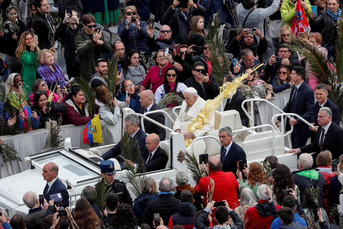 El Papa Francisco asiste a la Misa del Domingo de Ramos en la Plaza de San Pedro en el Vaticano