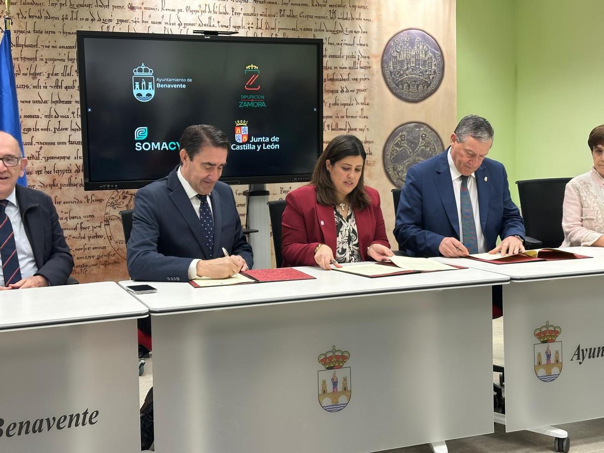 Momento de la firma del convenio con Somacyl y la Mancomunidad de la ETAP. En la imagen el consejero de Medio Ambiente, Juan Carlos Suárez-Quiñones, la alcaldesa de Benavente, Beatriz Asensio, y el presidente de la Diputación,  Javier Faúndez.