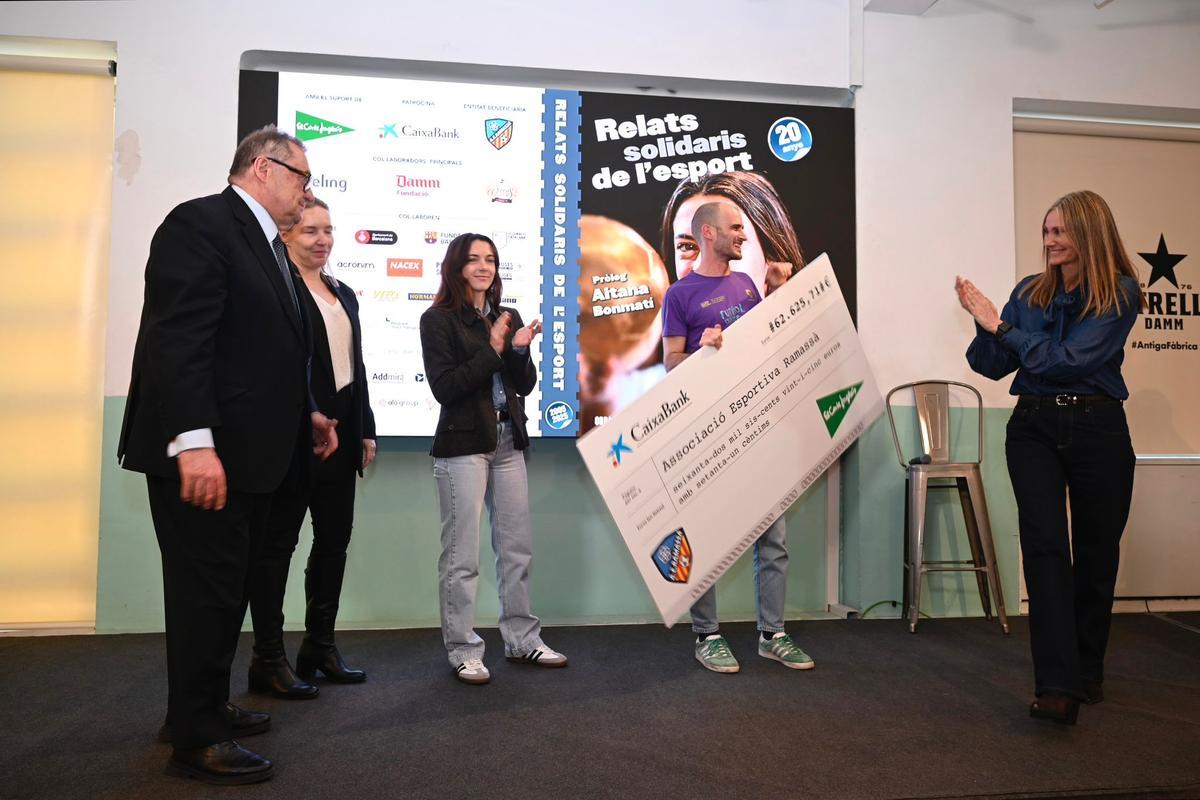 Marc Larripa, de la AE Ramassà, con el talón de la recaudación, en presencia de los representantes de Damm, Vueling y El Corte Inglés.