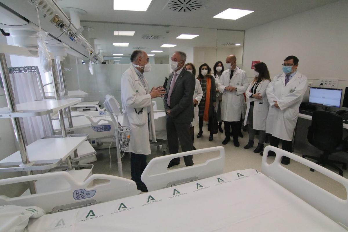 El director general del Servicio Andaluz de Salud (SAS), Diego Vargas, durante su visita a las nuevas instalaciones del hospital Reina Sofía.