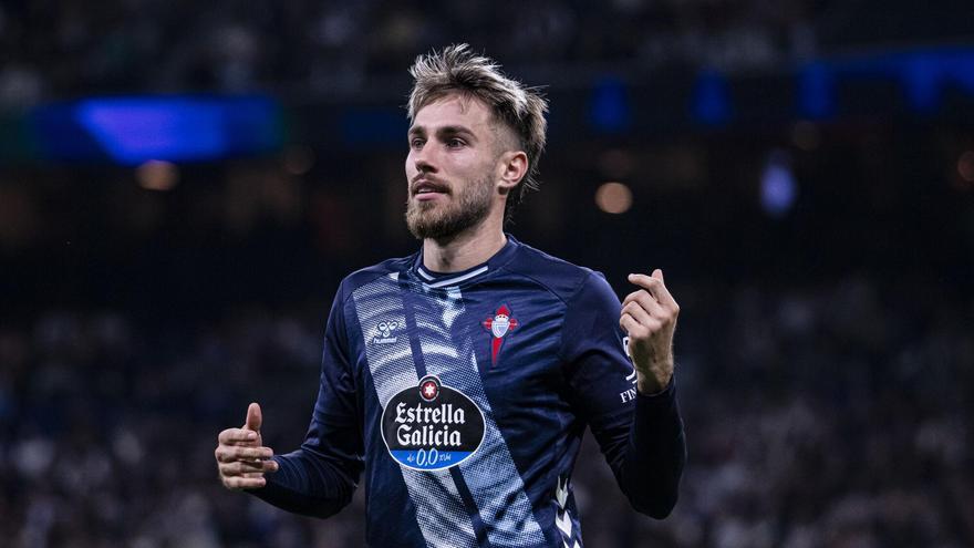 Partido entre el Real Madrid y el Real Club Celta de Vigo en el estadio Santiago Bernabéu. Mingueza