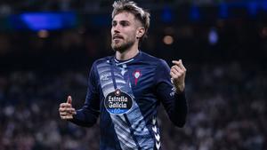 Partido entre el Real Madrid y el Real Club Celta de Vigo en el estadio Santiago Bernabéu. Mingueza