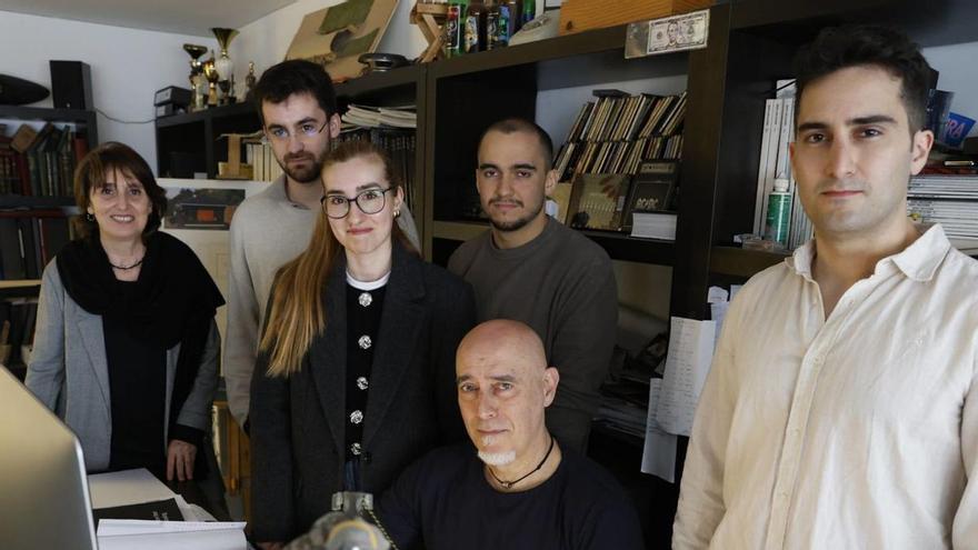 De izquierda a derecha, Irene Coloma, Alberto Díez, Cynthia Ortega, Iván de la Rasilla Coloma, Maximiliano de la Rasilla Blanco (sentado) y Maximiliano de la Rasilla Coloma, en su estudio. | ÁNGEL GONZÁLEZ