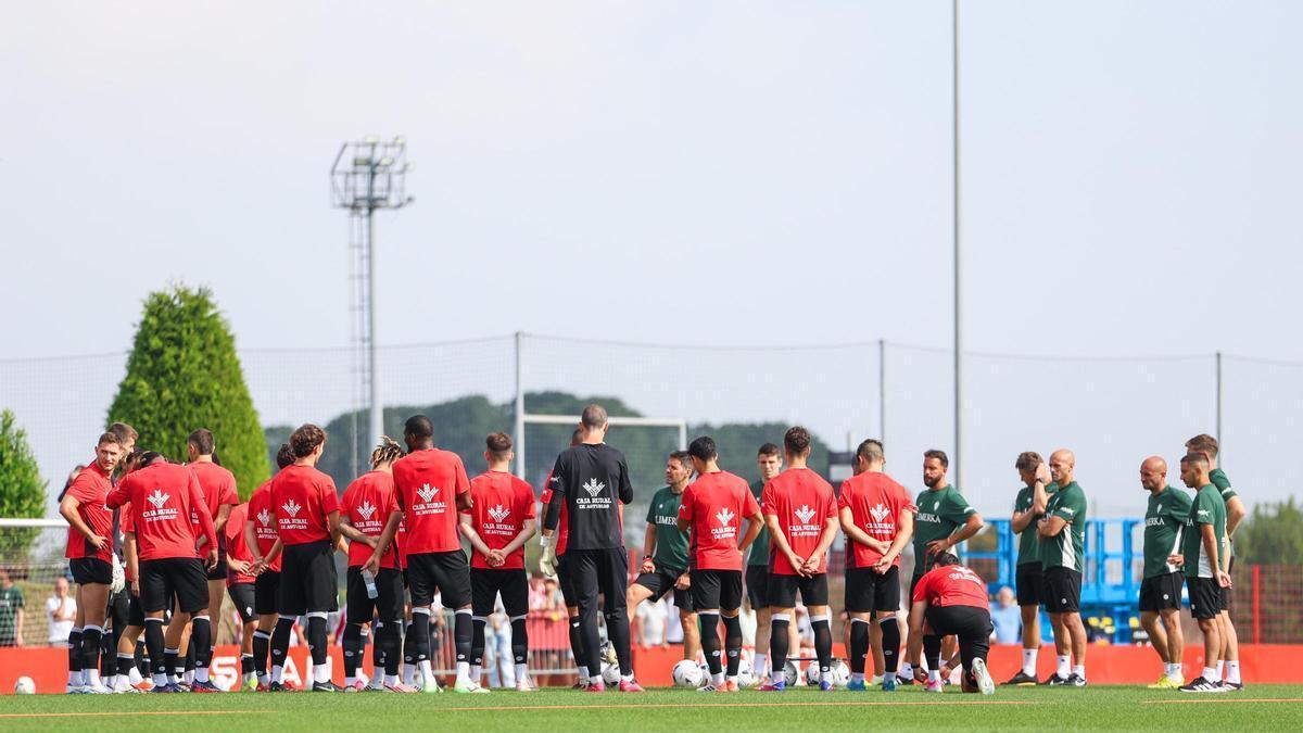 Plantilla del Sporting, este martes en el entrenamiento en Mareo.