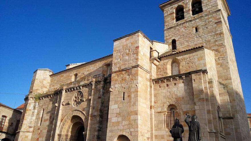 La iglesia de San Juan y la escultura del Merlú esta mañana