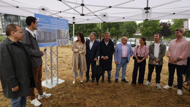 Presentación de la promoción de viviendas con la conselleira y el alcalde, sobre el terreno público cedido.