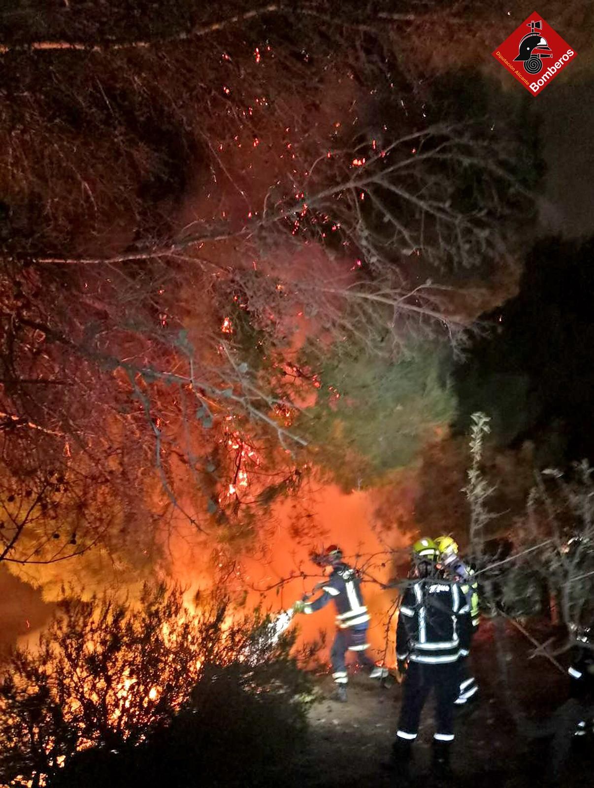 Sofocan un incendio junto a las vías del tren en Cocentaina