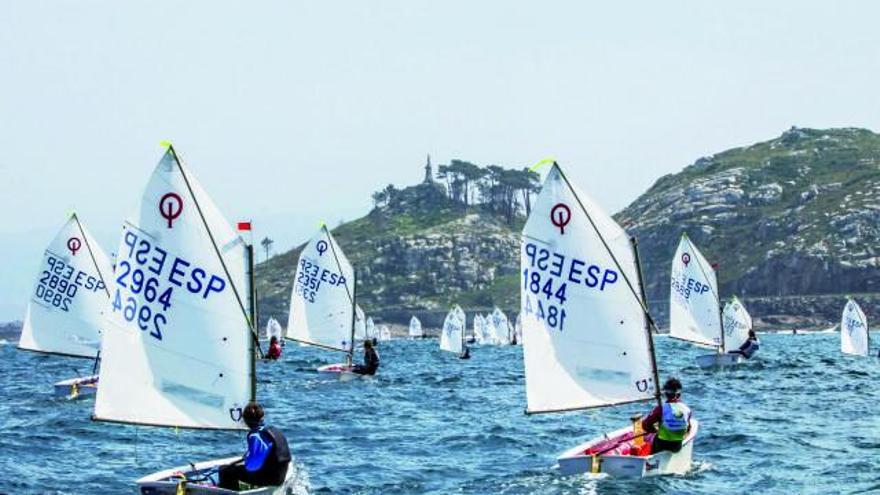 Un grupo de regatistas, durante la competición de ayer en Baiona. |  // ROSANA CALVO