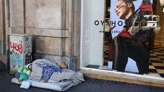 Más de un centenar de personas duermen en la calle en Girona