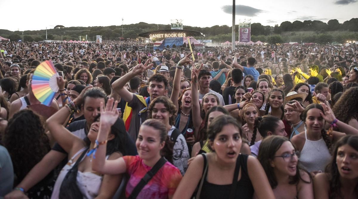 CANET DE MAR. 01.07.2023. Festival Canet Rock. Ambiente y publico en el Pla d'en Sala de Canet. FOTO FERRAN SENDRA