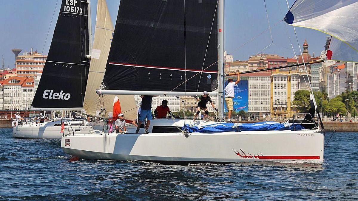 Los barcos participantes, ayer en la salida con la Marina coruñesa de fondo.