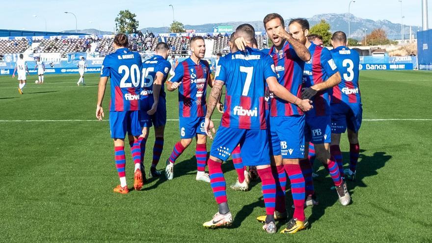 Los jugadores del Poblense celebran uno de sus goles al Atlético Baleares