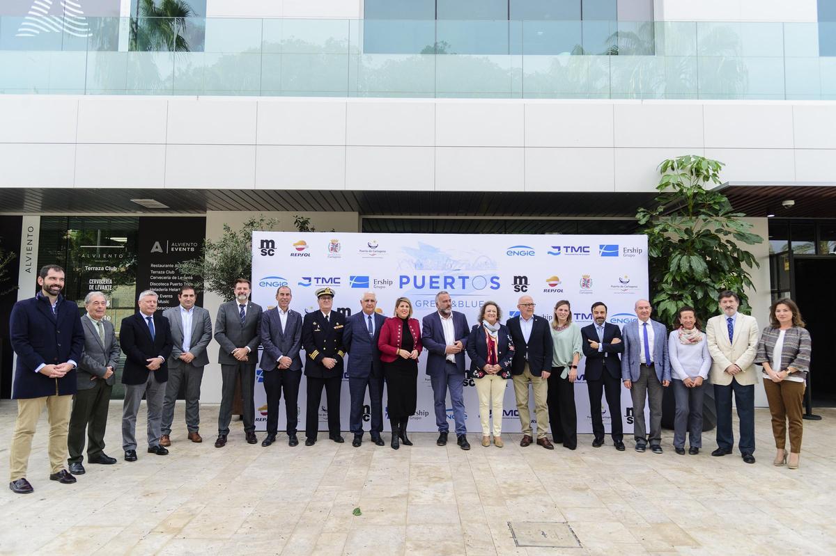 Foto de familia de los participantesen el foro de debate.