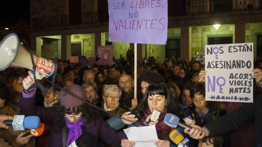 Lectura del manifiesto en una plaza de la Constitución abarrotada.