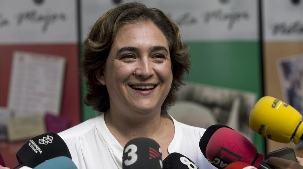 La alcaldesa de Barcelona, Ada Colau, atiende a los periodistas el pasado 14 de agosto.