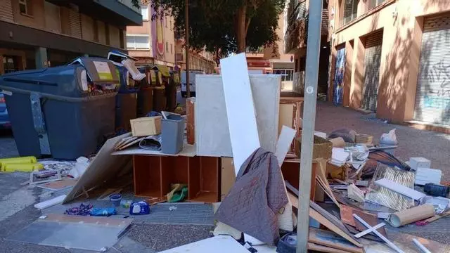 Vídeo | Girona busca els autors d’un abocament massiu al carrer de la Maçana