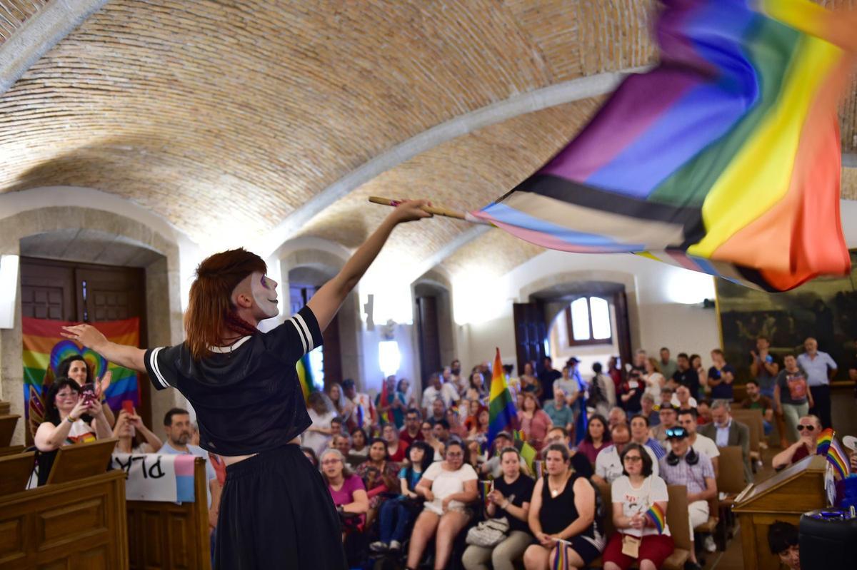 Actuación por el día del Orgullo, en el Ayuntamiento de Plasencia.