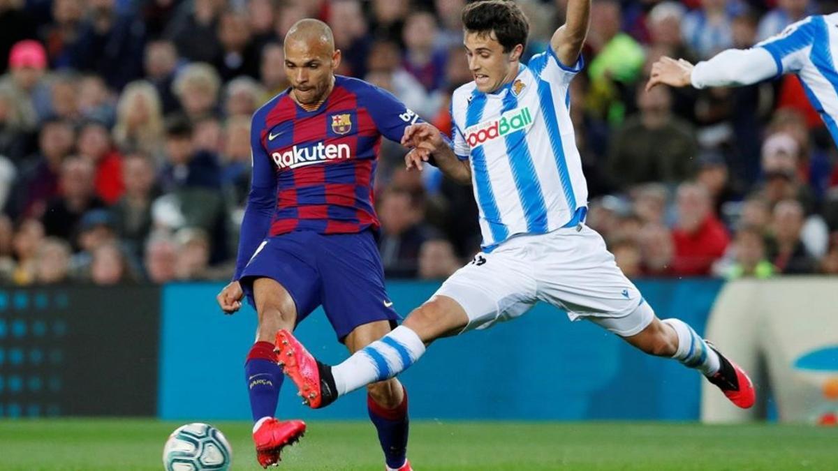 Braithwaite, por primera vez titular, controla un balón ante Guevara.