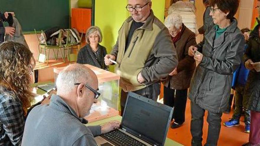 Alguns veïns a punt de votar durant la jornada participativa d&#039;ahir a l&#039;escola de la Valldan